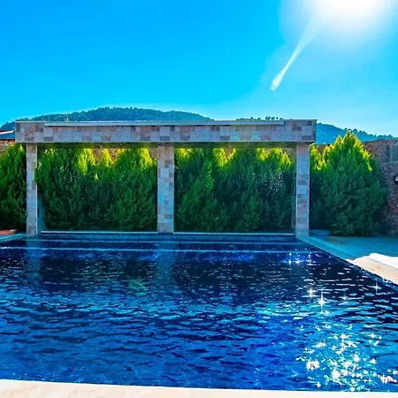 Willa Honeymoon With Sheltered Pool *